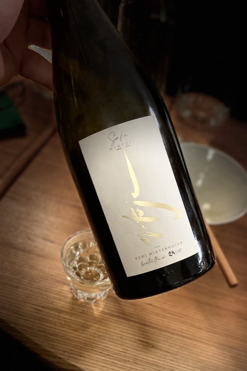 Saké Wintoji servi dans un restaurant à Bordeaux